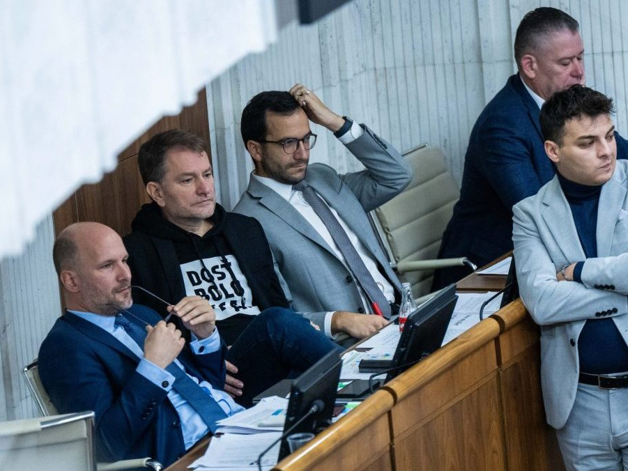 Na snímke opoziční poslanci z Hnutie Slovensko v parlamente.