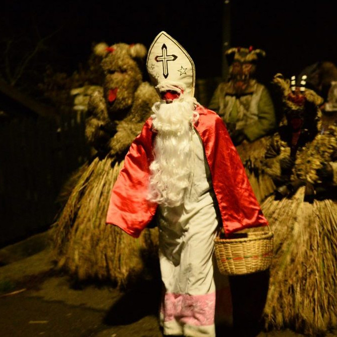 Na ilustračnej snímke Mikuláš s čertmi.