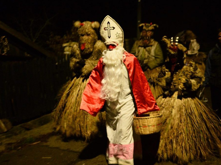 Na ilustračnej snímke Mikuláš s čertmi.