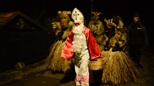 Na ilustračnej snímke Mikuláš s čertmi.