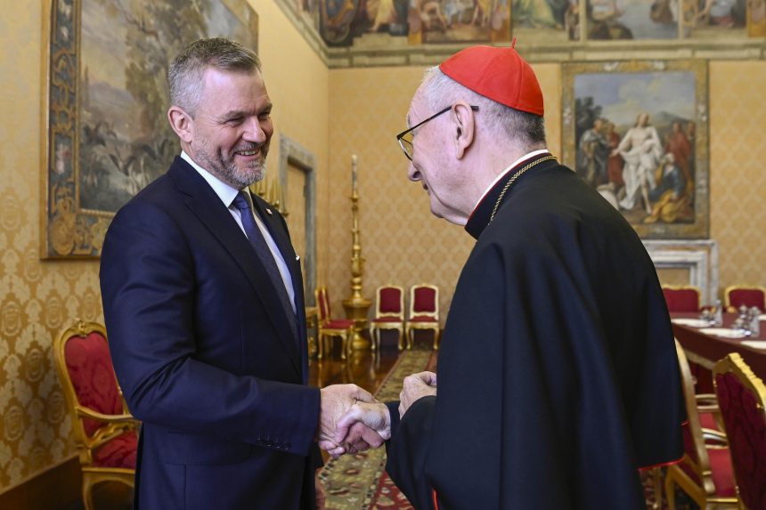 Na snÃƒÂ­mke Ã…Â¡tÃƒÂ¡tny sekretÃƒÂ¡r pÃƒÂ¡peÃ…Â¾a Leva XIV. Pietro Parolin a slovenskÃƒÂ½ prezident Peter Pellegrini.