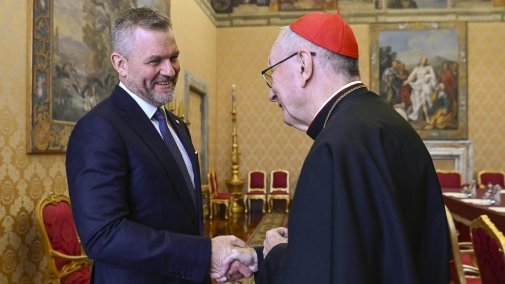 Na snímke štátny sekretár pápeža Leva XIV. Pietro Parolin a slovenský prezident Peter Pellegrini.