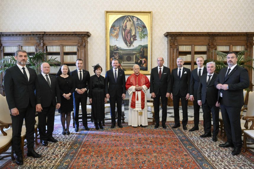 Na snÃƒÂ­mke pÃƒÂ¡peÃ…Â¾ Lev XIV. ( uprostred vpravo) a slovenskÃƒÂ½ prezident Peter Pellegrini (uprostred vÃ„Â¾avo) pÃƒÂ³zujÃƒÂº poÃ„Âas Ã…Â¡tvrtkovej osobnej audiencie v ApoÃ…Â¡tolskom palÃƒÂ¡ci vo VatikÃƒÂ¡ne.