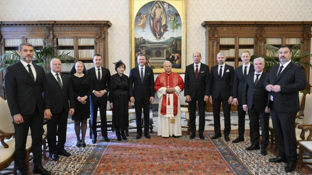 Na snímke pápež Lev XIV. ( uprostred vpravo) a slovenský prezident Peter Pellegrini (uprostred vľavo) pózujú počas štvrtkovej osobnej audiencie v Apoštolskom paláci vo Vatikáne.