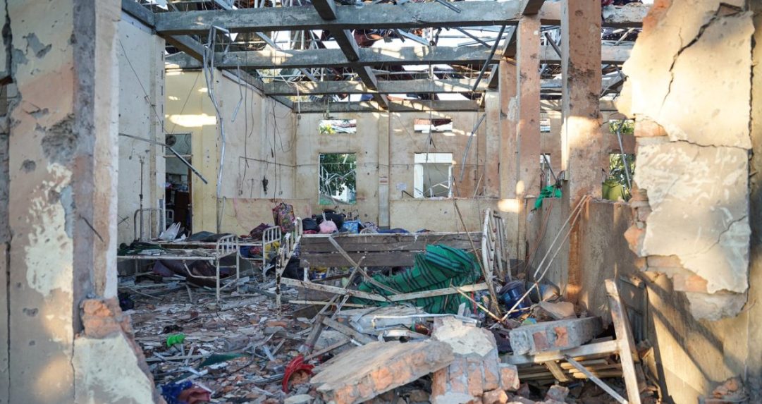 Na snímke zničená nemocnica v Mjanmarsku.