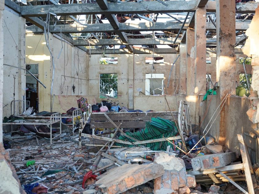 Na snímke zničená nemocnica v Mjanmarsku.