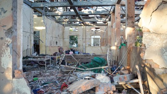 Na snímke zničená nemocnica v Mjanmarsku.