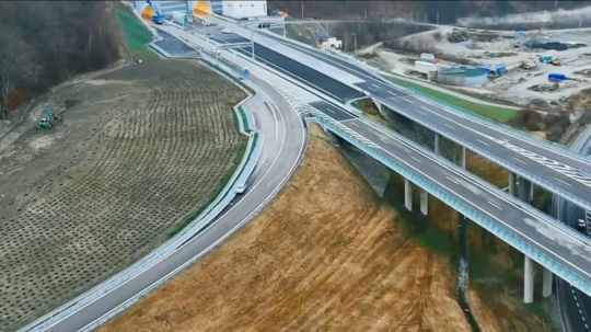 Pohľad na nový, no nefunkčný zjazd z diaľnice D1 na Vrútky.