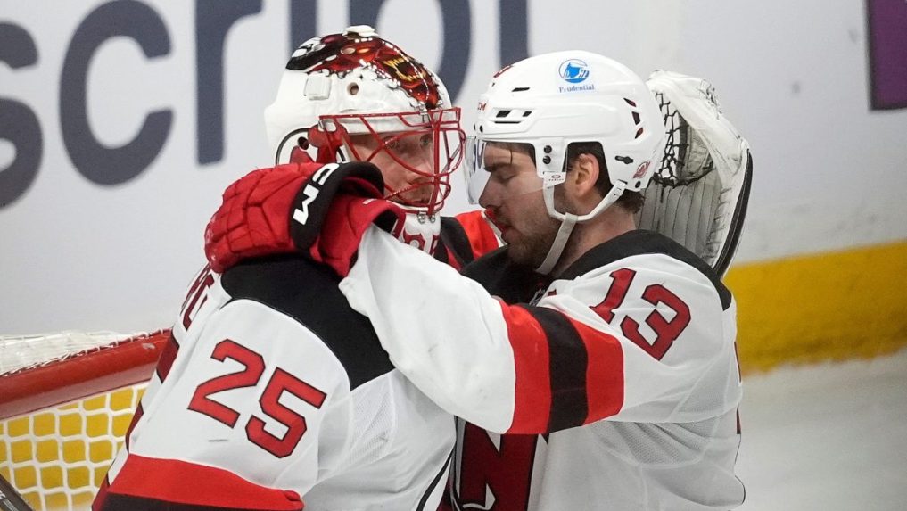 Na snímke brankár tímu New Jersey Devils Jacob Markstrom (25) oslavuje s Nicom Hischierom (13).