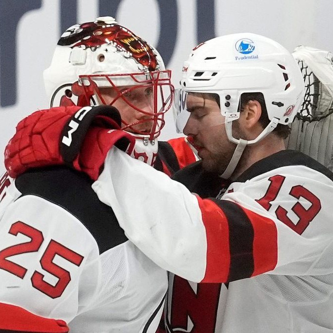 Na snímke brankár tímu New Jersey Devils Jacob Markstrom (25) oslavuje s Nicom Hischierom (13).