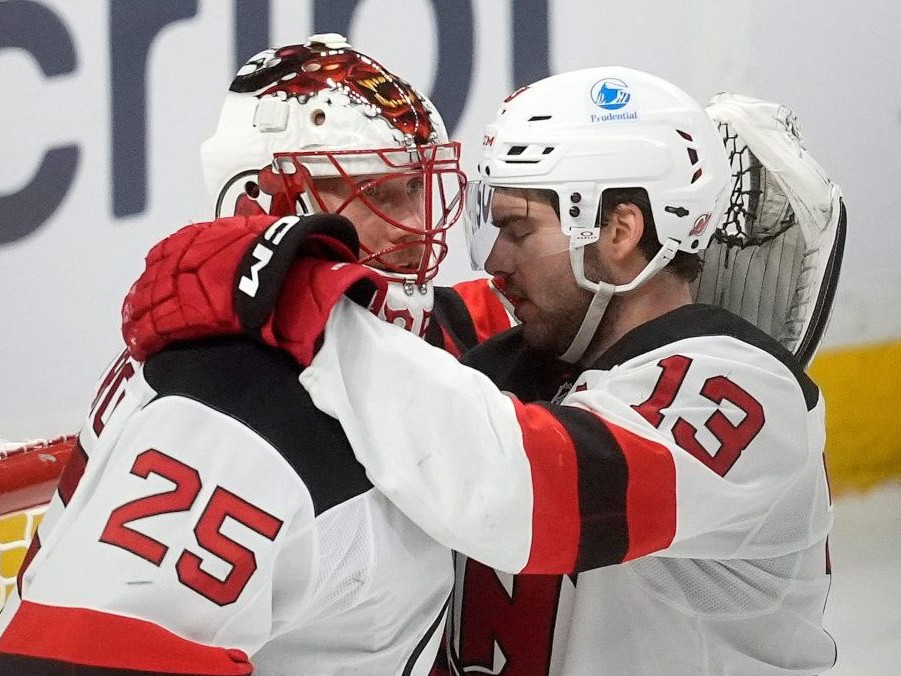 Na snímke brankár tímu New Jersey Devils Jacob Markstrom (25) oslavuje s Nicom Hischierom (13).