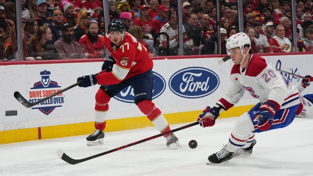 Na snímke slovenský hokejista v drese Montrealu Juraj Slafkovský (vpravo) a hráč Floridy Niko Mikkola.