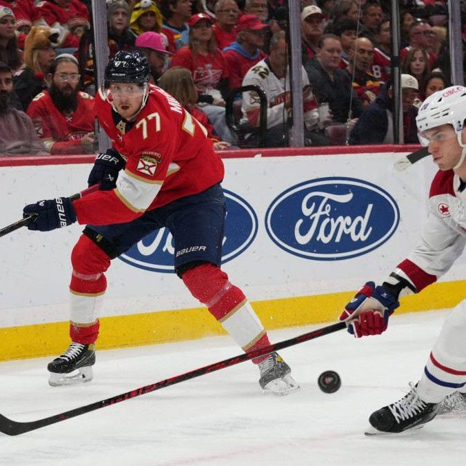 Na snímke slovenský hokejista v drese Montrealu Juraj Slafkovský (vpravo) a hráč Floridy Niko Mikkola.