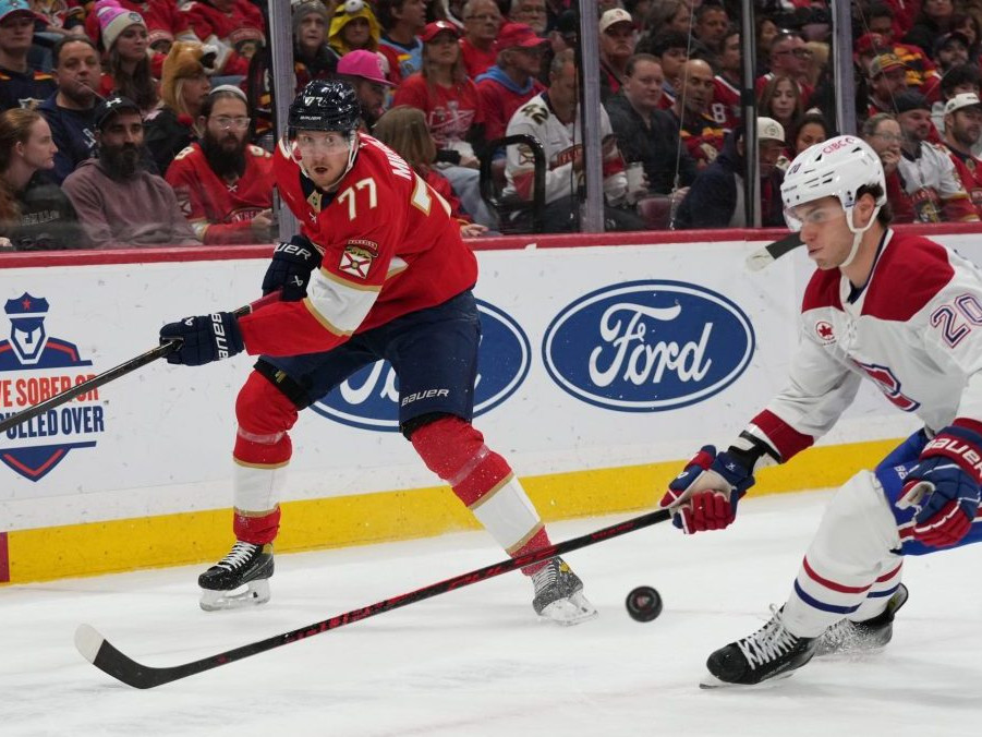 Na snímke slovenský hokejista v drese Montrealu Juraj Slafkovský (vpravo) a hráč Floridy Niko Mikkola.