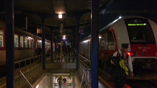 Vlakové nástupište večer.