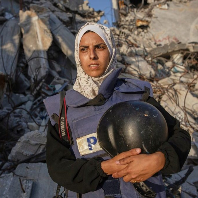 Na snímke novinárka v Pásme Gazy Mariam Dagga.