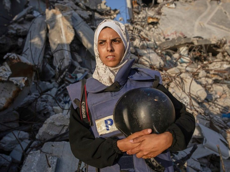 Na snímke novinárka v Pásme Gazy Mariam Dagga.