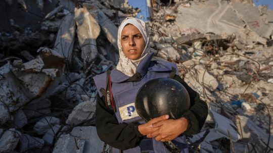 Na snímke novinárka v Pásme Gazy Mariam Dagga.