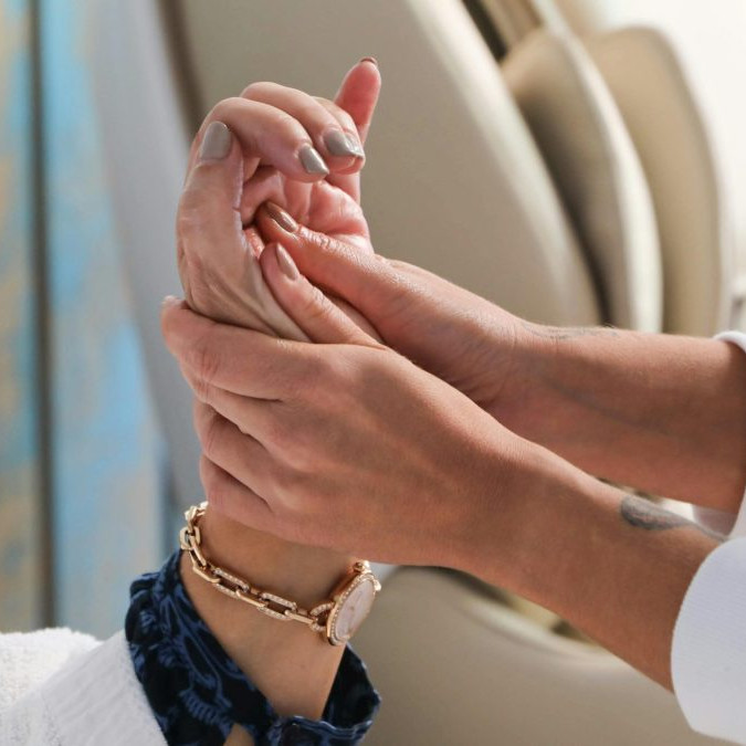 Na snímke ošetrovateľka drží ruku staršej osoby.