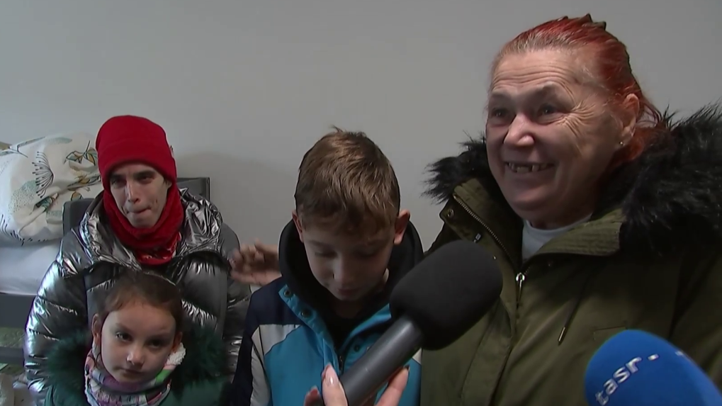 Bez domova neskončili svojou vinou: Pani Zlatica s vnúčatami vďaka dobrým ľuďom prežije Vianoce v útulnej garsónke