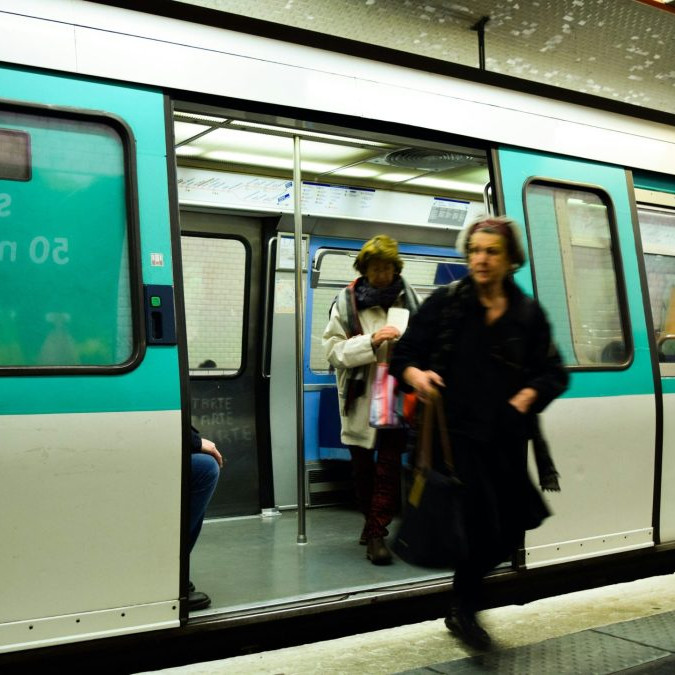 V parížskom metre sa odohrala séria útokov: Bodné rany utrpelo niekoľko žien