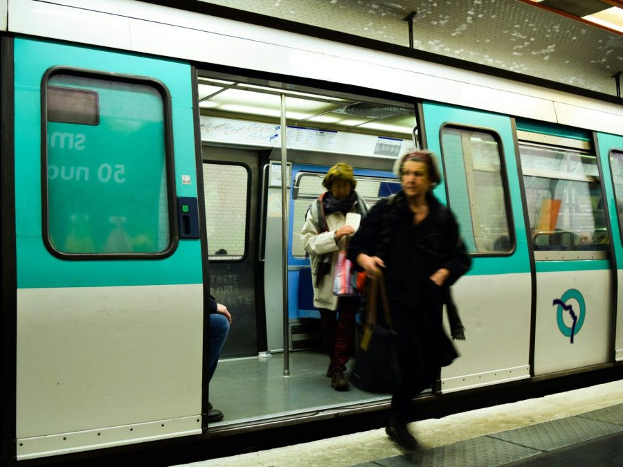 V parížskom metre sa odohrala séria útokov: Bodné rany utrpelo niekoľko žien