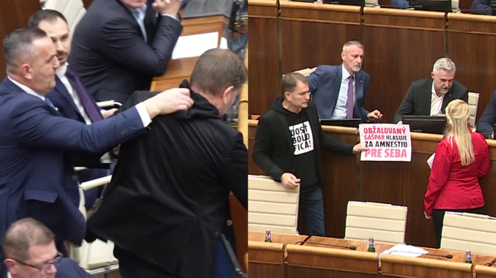 Na snímke je potýčka poslancov a používanie vizuálnych pomôcok/transparentov v rokovacej sále.