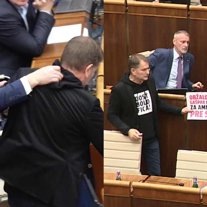 Na snímke je potýčka poslancov a používanie vizuálnych pomôcok/transparentov v rokovacej sále.