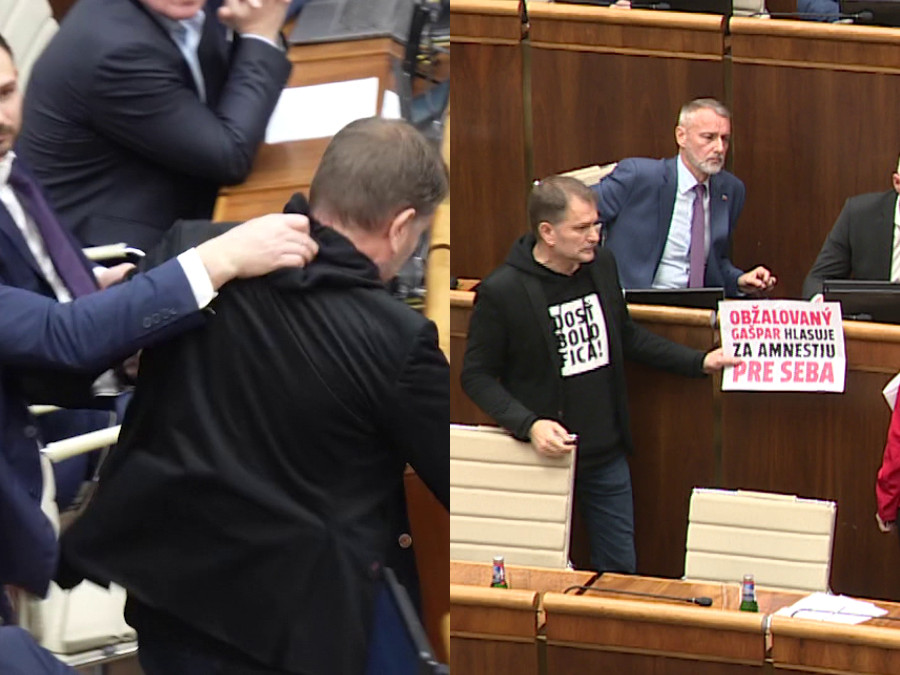 Na snímke je potýčka poslancov a používanie vizuálnych pomôcok/transparentov v rokovacej sále.