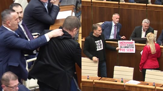 Na snímke je potýčka poslancov a používanie vizuálnych pomôcok/transparentov v rokovacej sále.