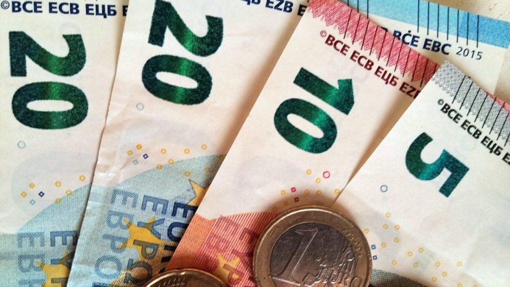 Na snímke sú eurobankovky a mince.