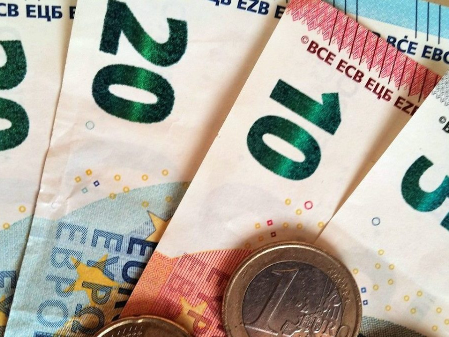 Na snímke sú eurobankovky a mince.