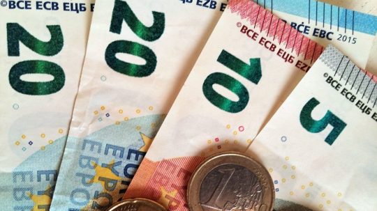 Na snímke sú eurobankovky a mince.