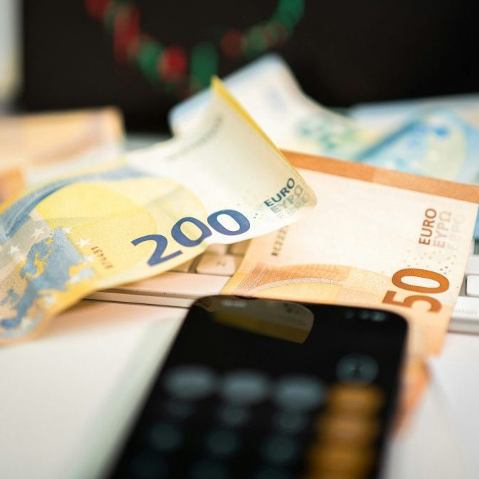 Na ilustračnej snímke kalkulačka s eurovými bankovkami.