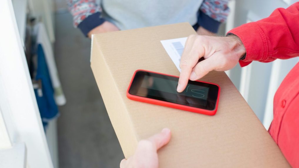 Pred vianočnými sviatkami si treba dávať pozor na falošných kuriérov.