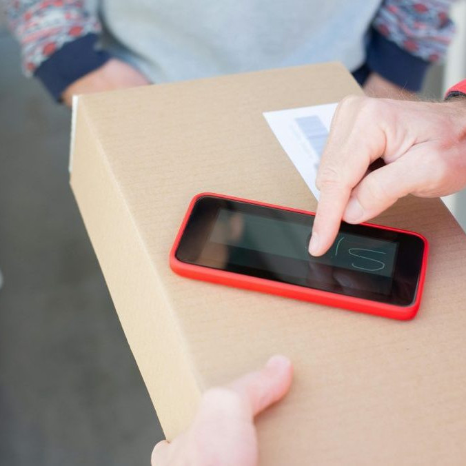 Pred vianočnými sviatkami si treba dávať pozor na falošných kuriérov.