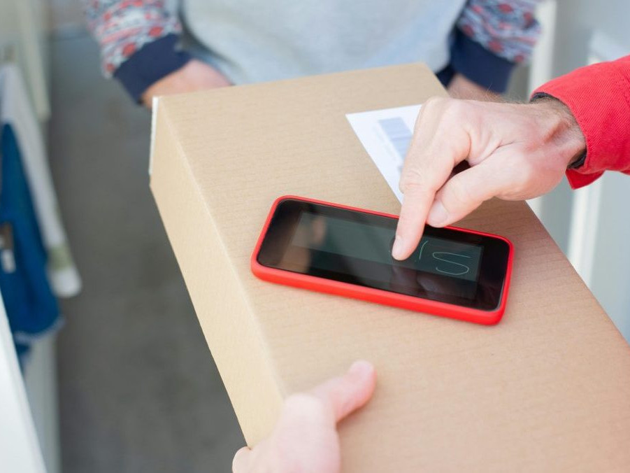 Pred vianočnými sviatkami si treba dávať pozor na falošných kuriérov.