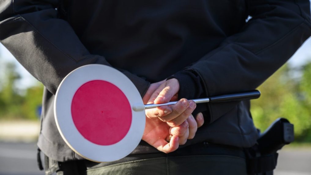 Na ilustračnej snímke policajt so stopkou v ruke.