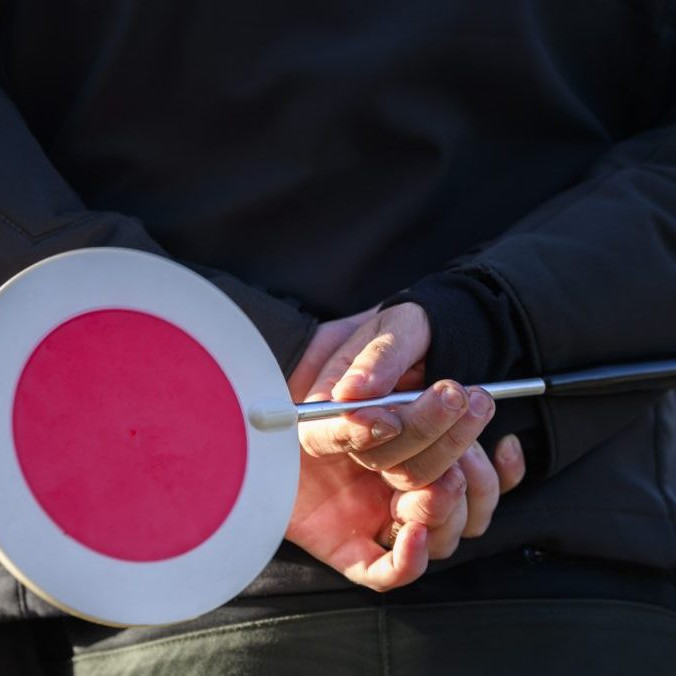 Na ilustračnej snímke policajt so stopkou v ruke.