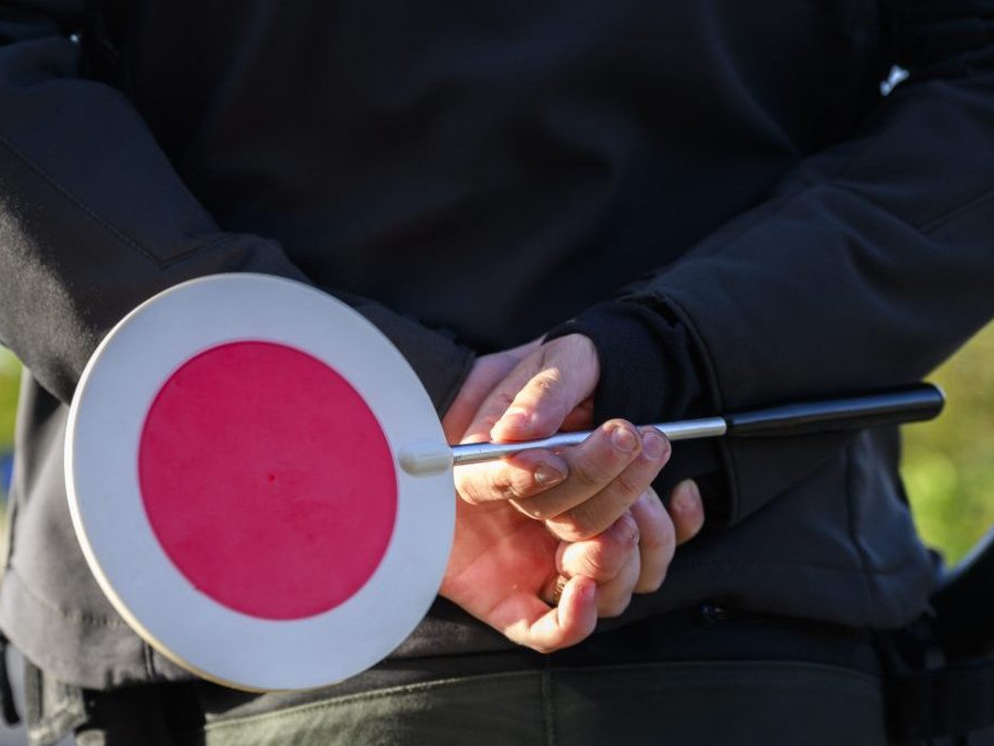 Na ilustračnej snímke policajt so stopkou v ruke.