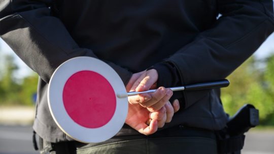 Na ilustračnej snímke policajt so stopkou v ruke.