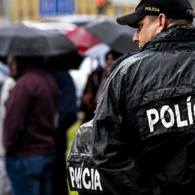 Na ilustračnej snímke policajt počas protestov.