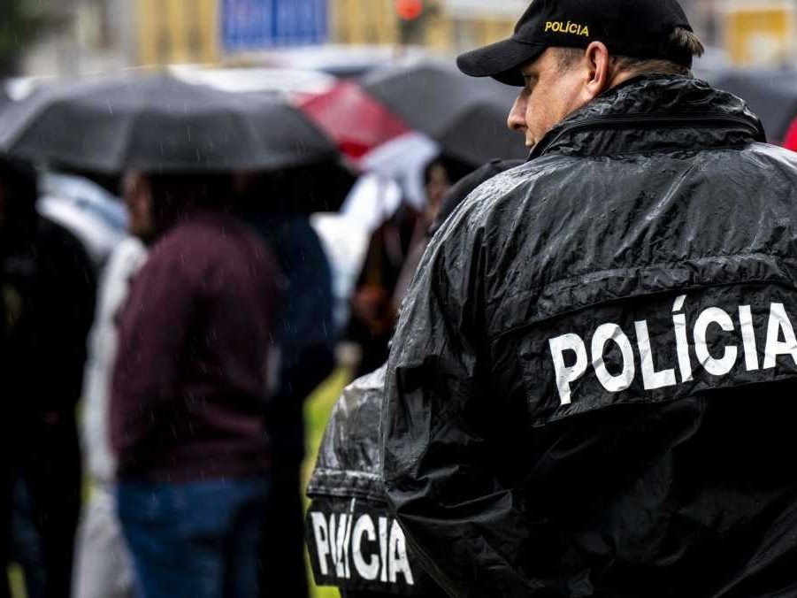 Na ilustračnej snímke policajt počas protestov.