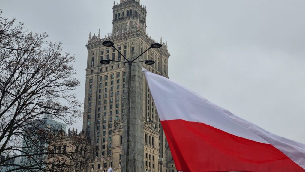 Na snímke poľská vlajka.