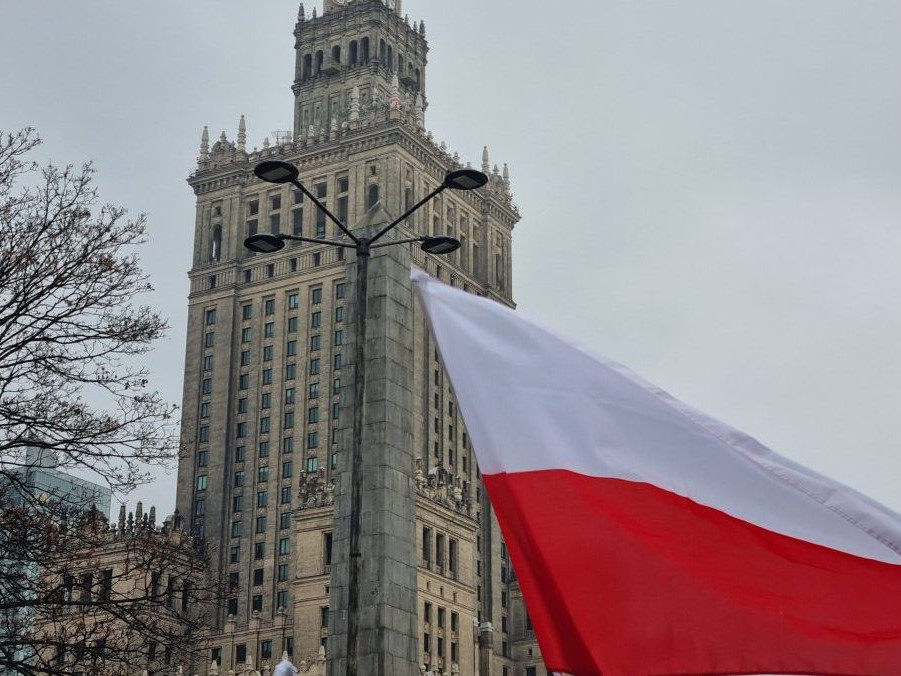 Na snímke poľská vlajka.