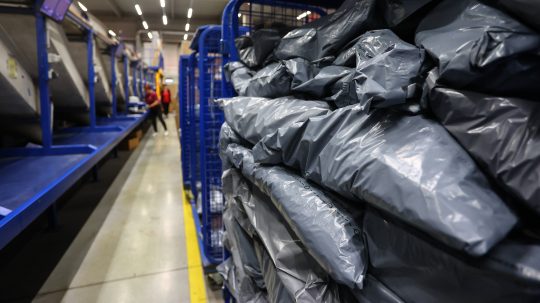 Na snímke vytriedené balíky v Hlavnom spracovateľskom stredisku Slovenskej pošty.