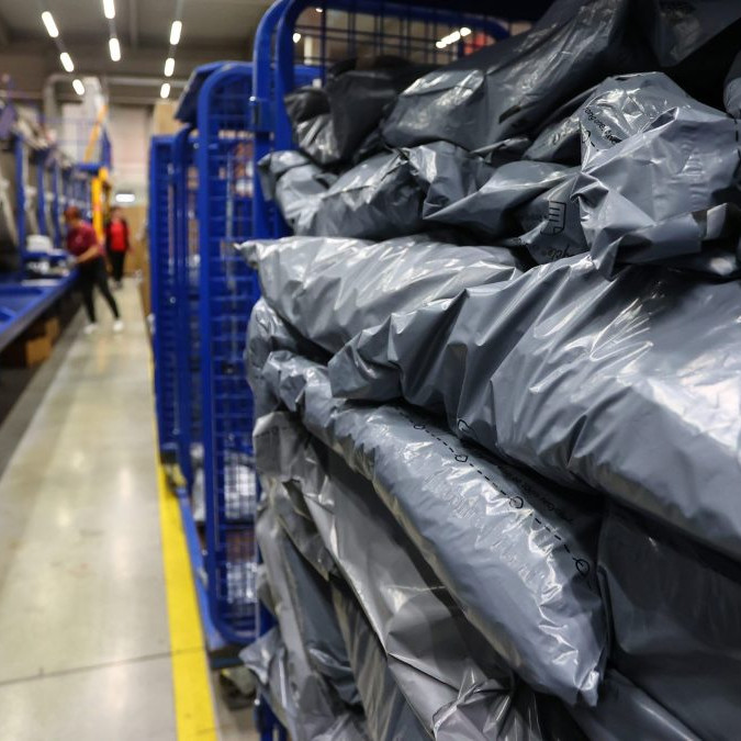 Na snímke vytriedené balíky v Hlavnom spracovateľskom stredisku Slovenskej pošty.