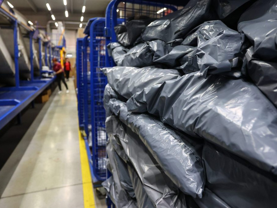 Na snímke vytriedené balíky v Hlavnom spracovateľskom stredisku Slovenskej pošty.