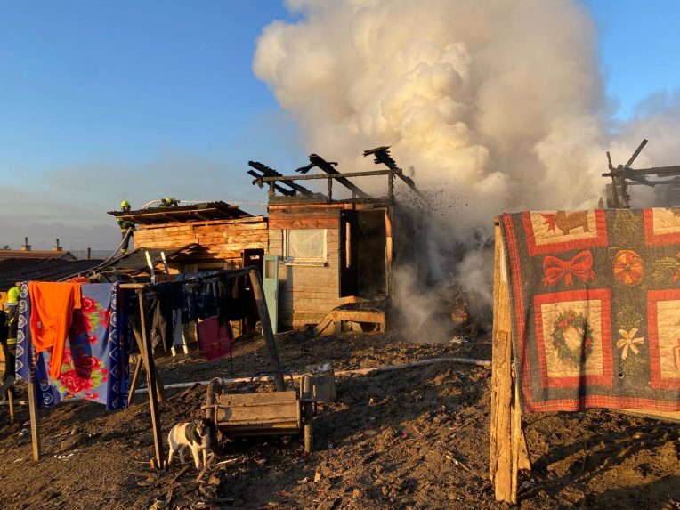 Po&Atilde;&Acirc;&frac34;iar chatr&Atilde;&Acirc;&Atilde;&Acirc;&shy; v Arnutovciach. Z trosiek st&Atilde;&Acirc;&ordm;pa dym, zasahuj&Atilde;&Acirc;&ordm; hasi&Atilde;&Acirc;i.