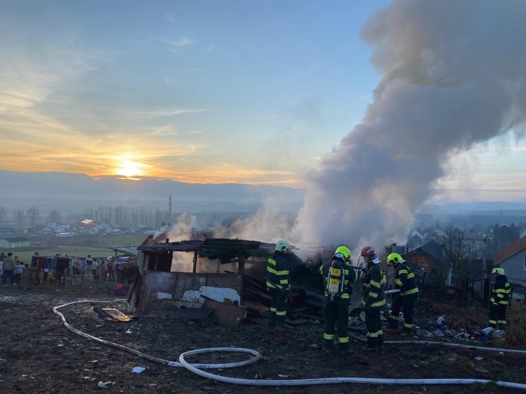 Po&Atilde;&Acirc;&frac34;iar chatr&Atilde;&Acirc;&Atilde;&Acirc;&shy; v Arnutovciach. Z trosiek st&Atilde;&Acirc;&ordm;pa dym, zasahuj&Atilde;&Acirc;&ordm; hasi&Atilde;&Acirc;i.